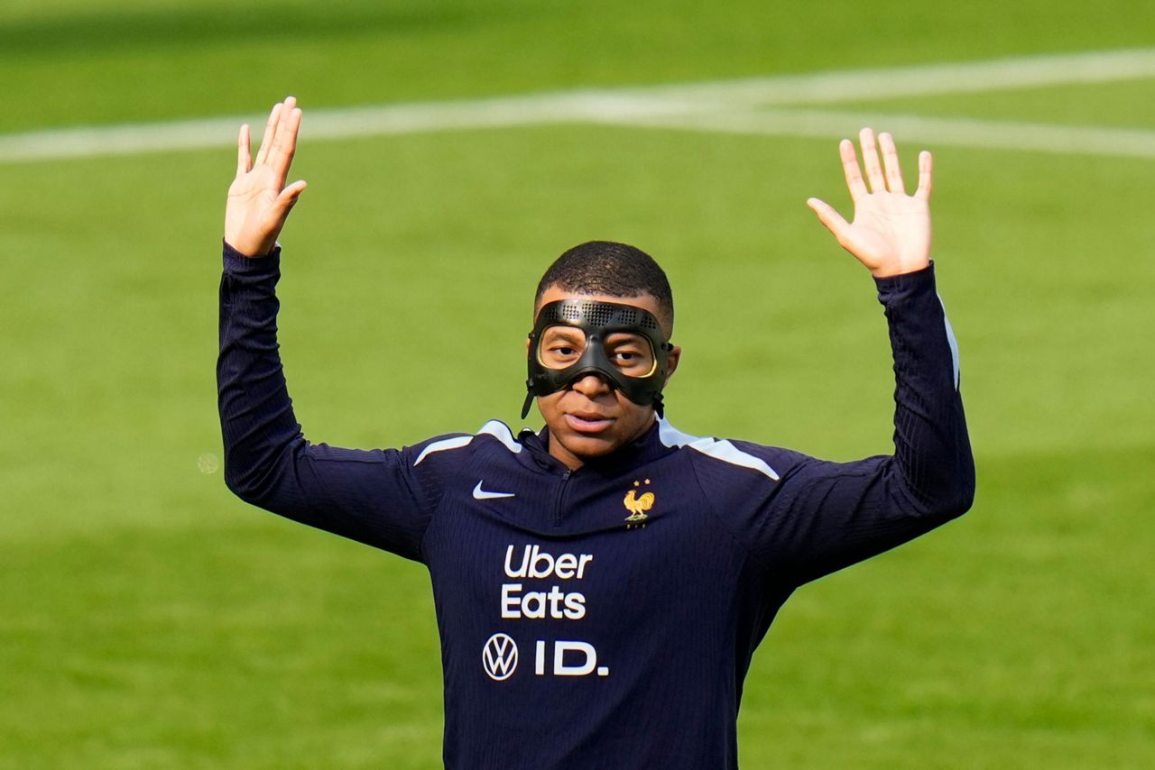 Kylian Mbappe przyzwyczaja się do swojej nowej maski przed meczem Francji z Polską, mówi kolega z drużyny