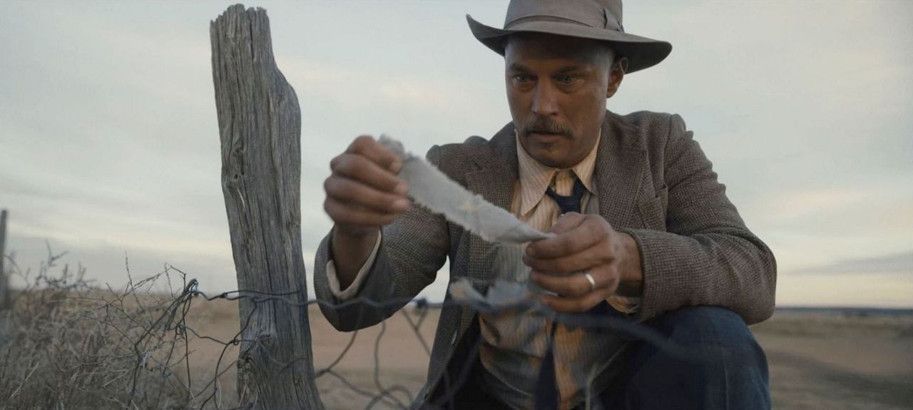 Review Robbie's glamour cuts through dust in 'Dreamland'