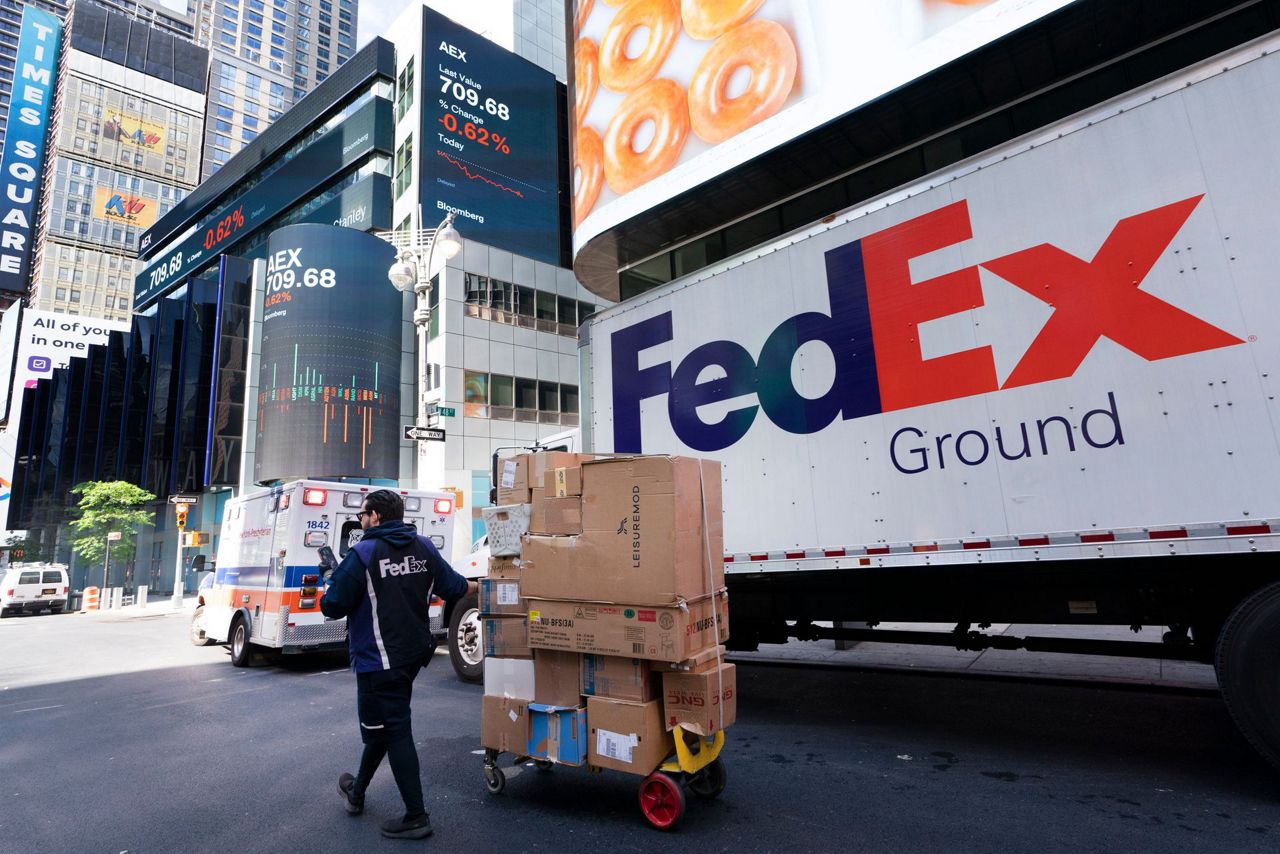 FedEx posts profit as online shopping boom continues