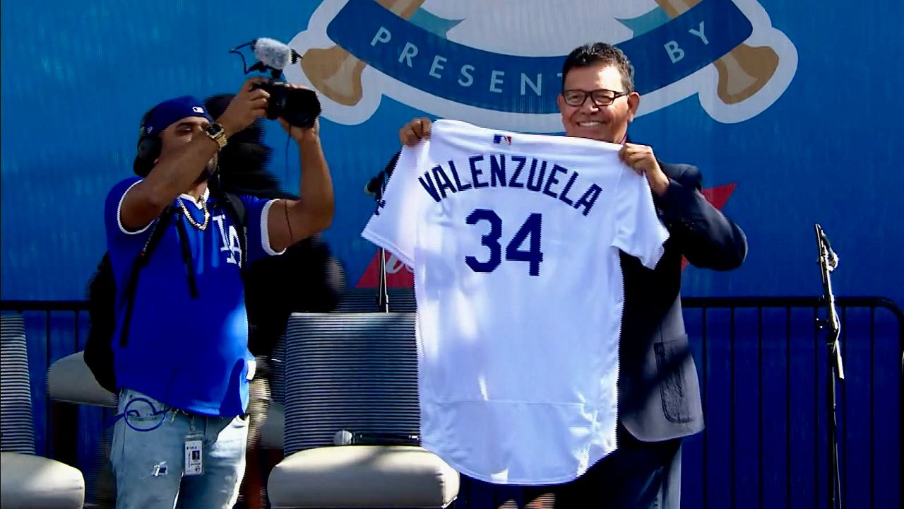 Dodgers to retire Fernando Valenzuela's number