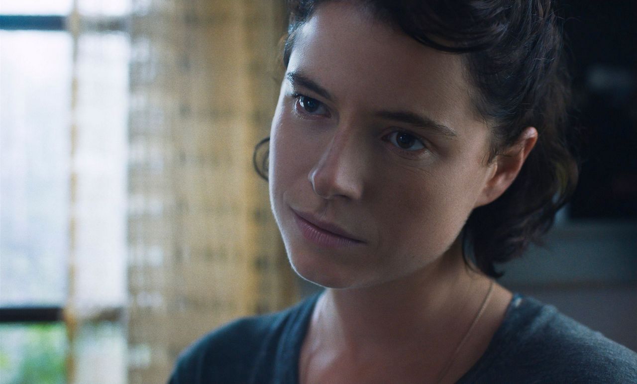 Review Maggie Gyllenhaals Lost Daughter Is A Stunner 