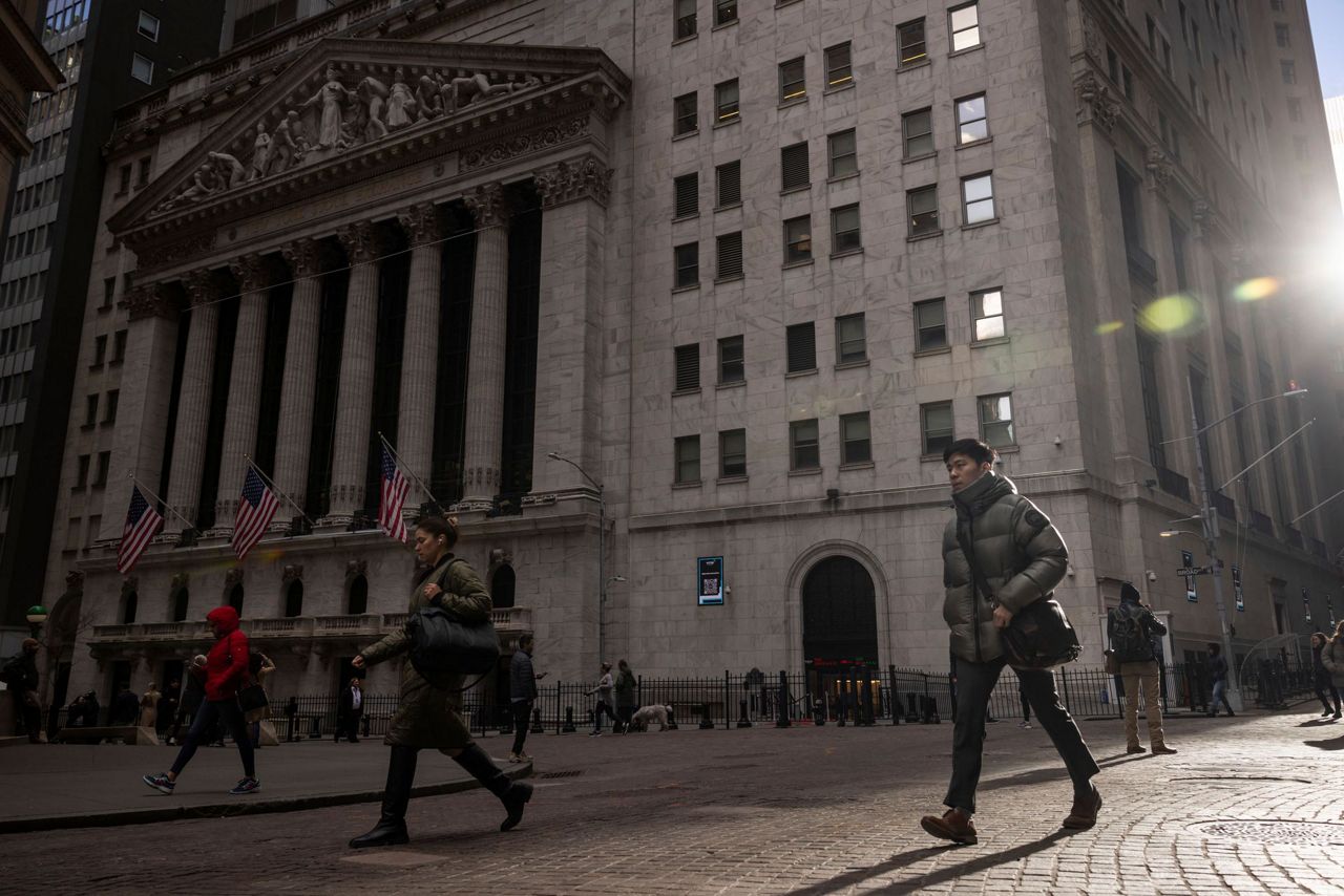 Asian stocks trade mixed after Wall Street closes near record