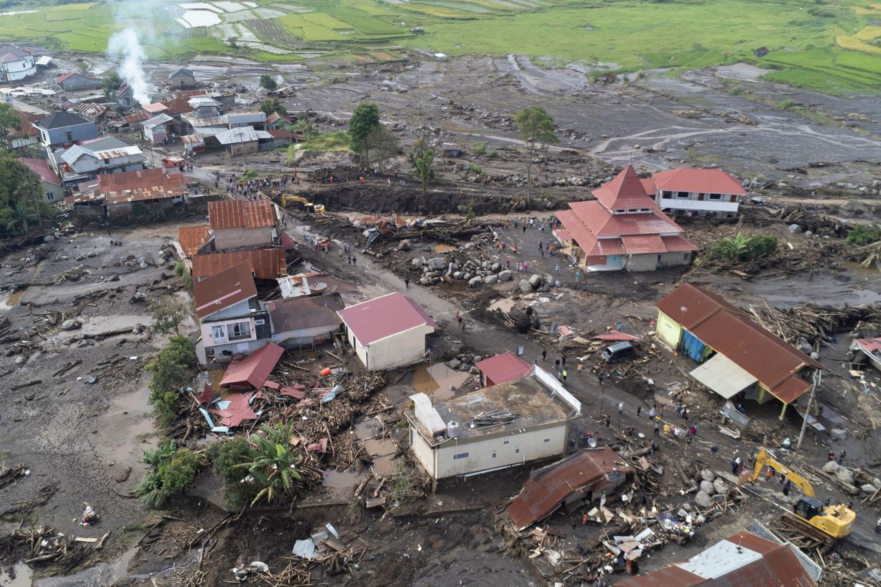 Indonesian rescuers search through rivers and rubble after flash floods ...