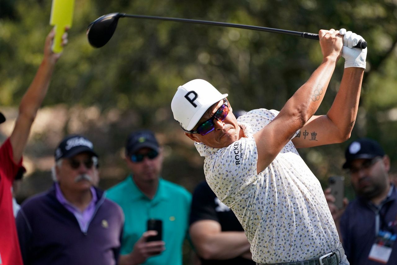 Fowler begins with new caddie, coach and early 67 in Napa