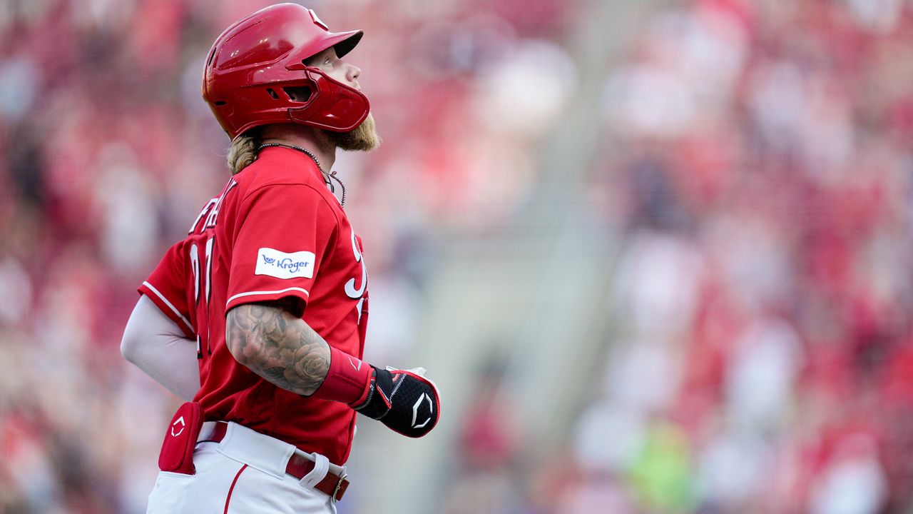De La Cruz goes for cycle and Votto hits 2 clutch homers as