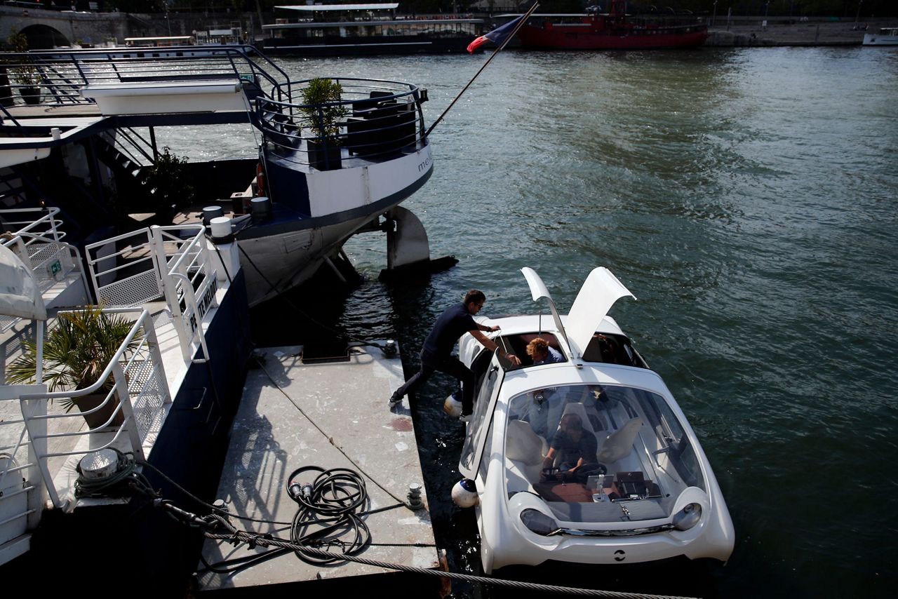 Test paris. Водное такси во Франции. Водное такси. Французское водное такси. Речное таки во Франции.