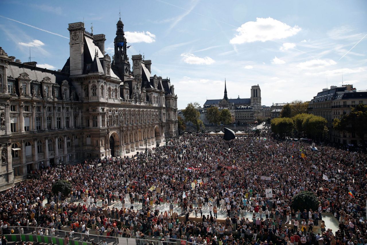 Across france. Климат Парижа. Marched. E_marche_a_la_feraille,_Paris-large.