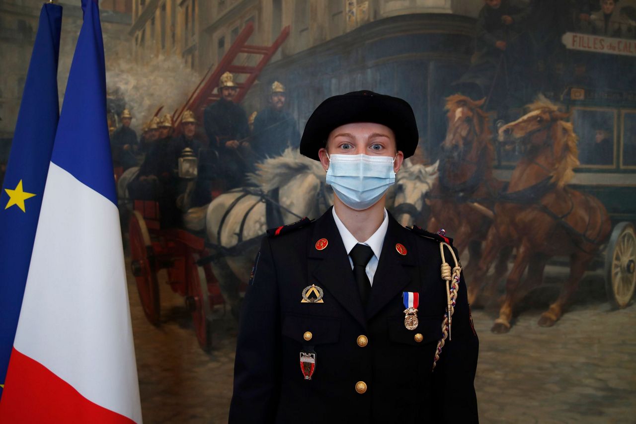 Photo of La France rend hommage au professeur parisien qui a sauvé la vie du jogger