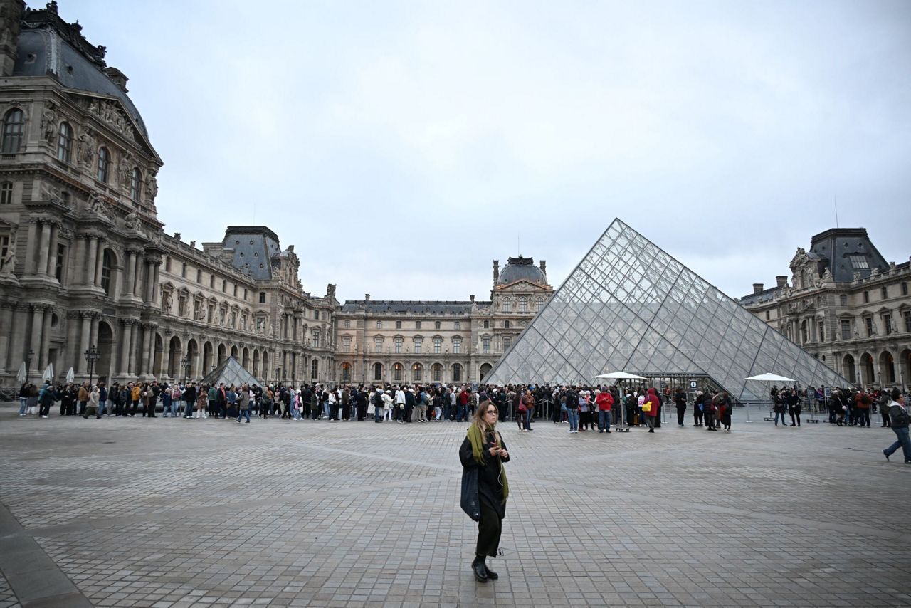 Louvre remains closed one day after jewel heist(00)