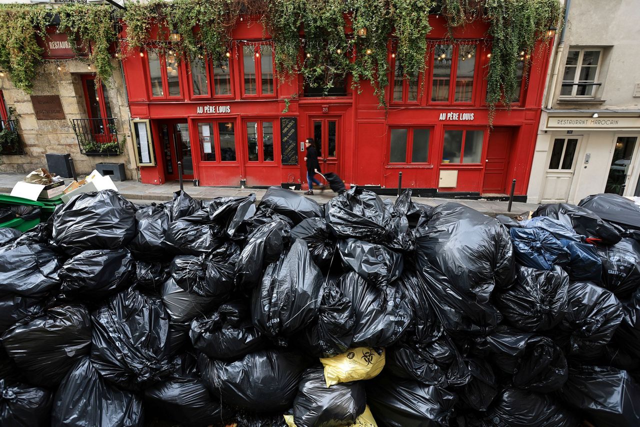Garbage: In Paris streets, heaps of it become protest symbol