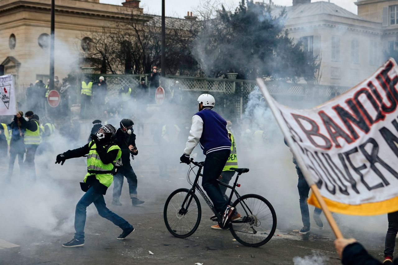 Paris protesters try to revive yellow vest movement