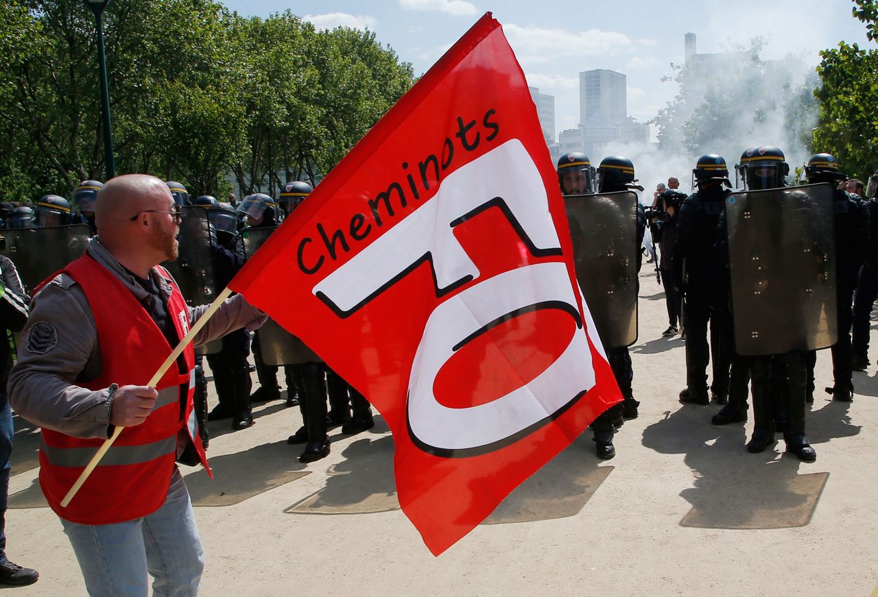 French rail workers set up street protests, resume strike