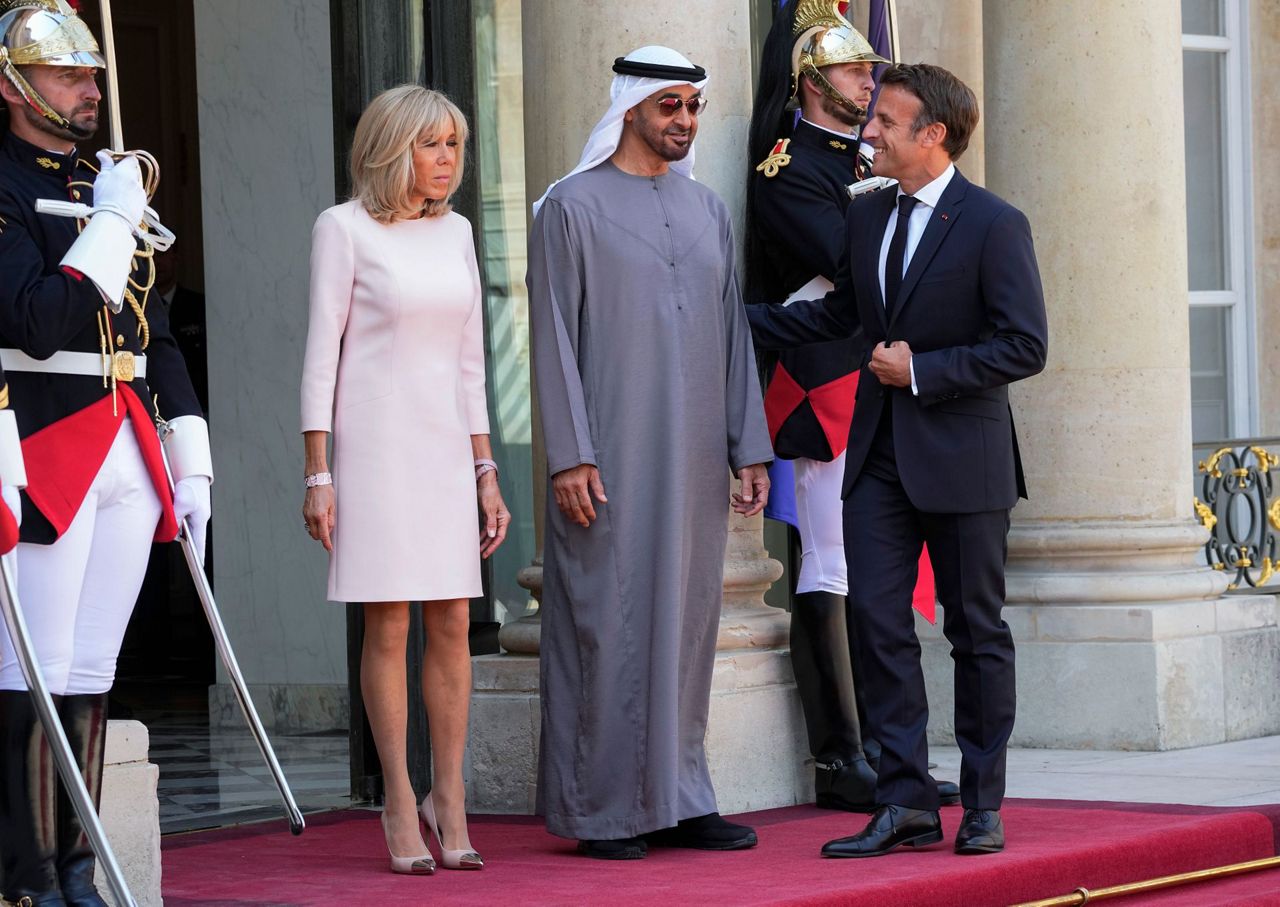 президент франции макрон и жена