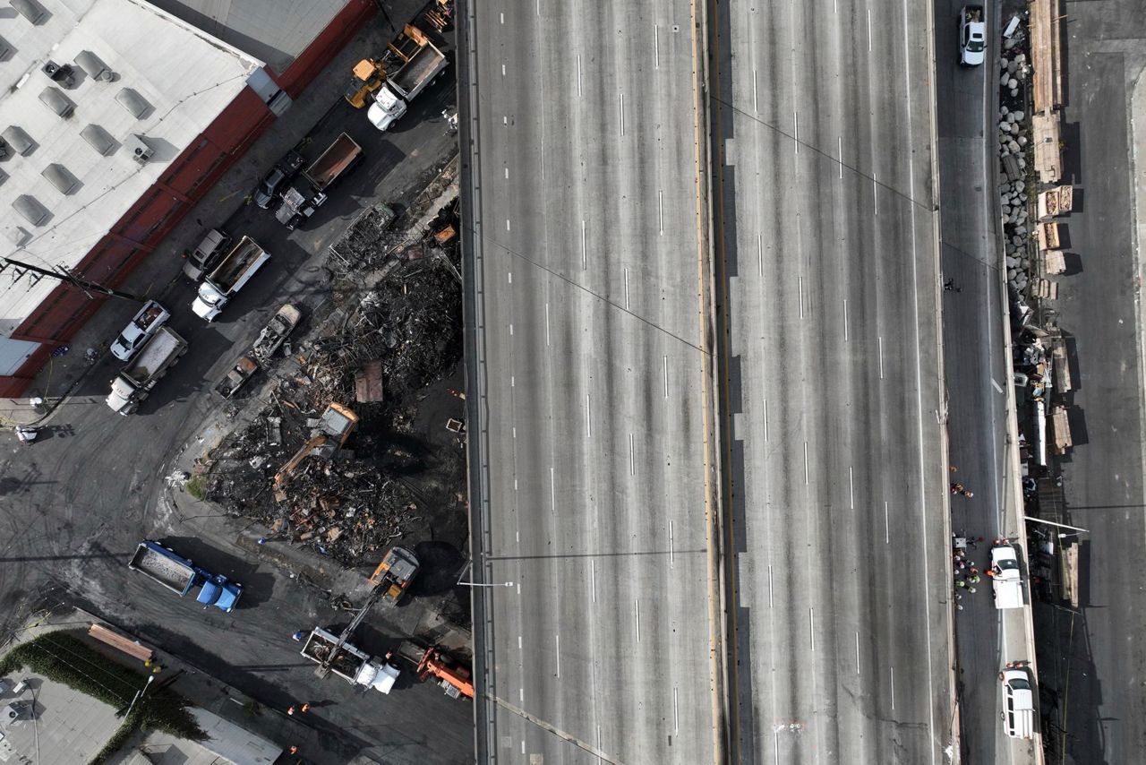 加州州长表示，导致洛杉矶重要高速公路无限期关闭的火灾很可能是纵火引起的