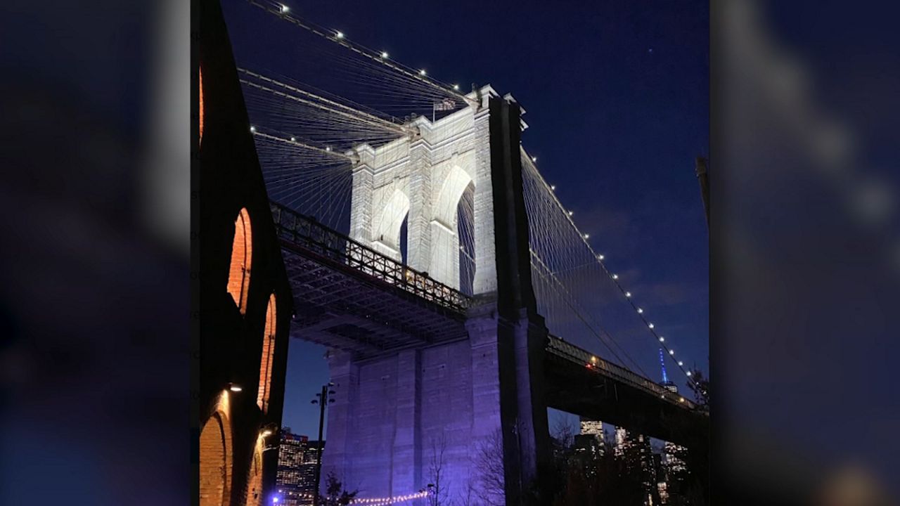 Los arcos puente Brooklyn se iluminan primera vez en 40 años