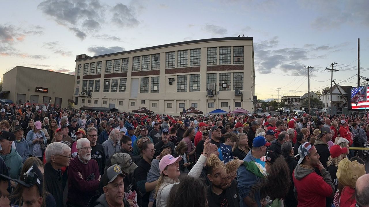 Hundreds turn out in Amsterdam to support Trump sign