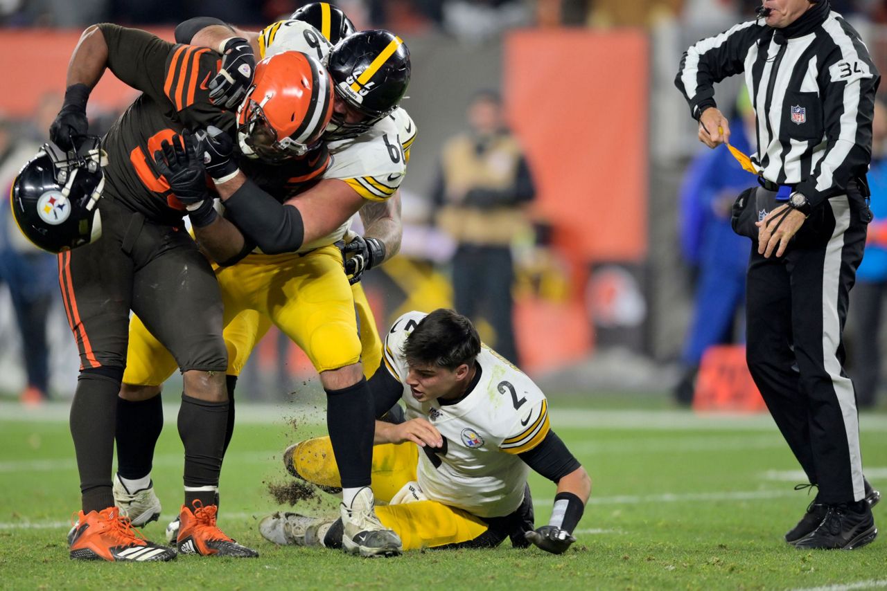 Steelers' Mason Rudolph struck in head with helmet by Browns