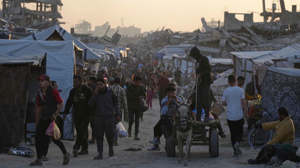 Palestinos caminan entre los escombros de casas en Jabaliya, al norte de la Franja de Gaza.