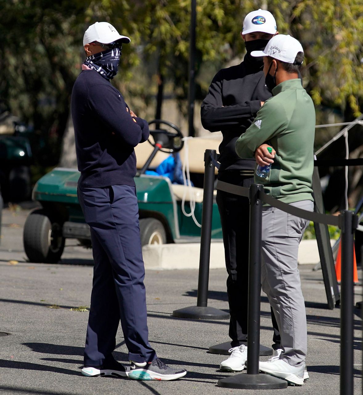 Masters suspends play Saturday; Tiger Woods in last place