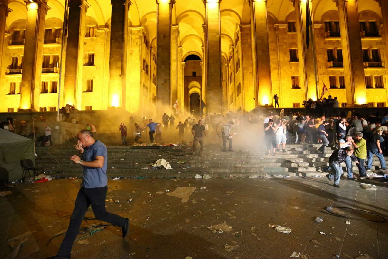 Что случилось в грузии на воздушном шаре. Тбилиси штурм парламента. Протесты в Грузии. Протесты в Тбилиси.