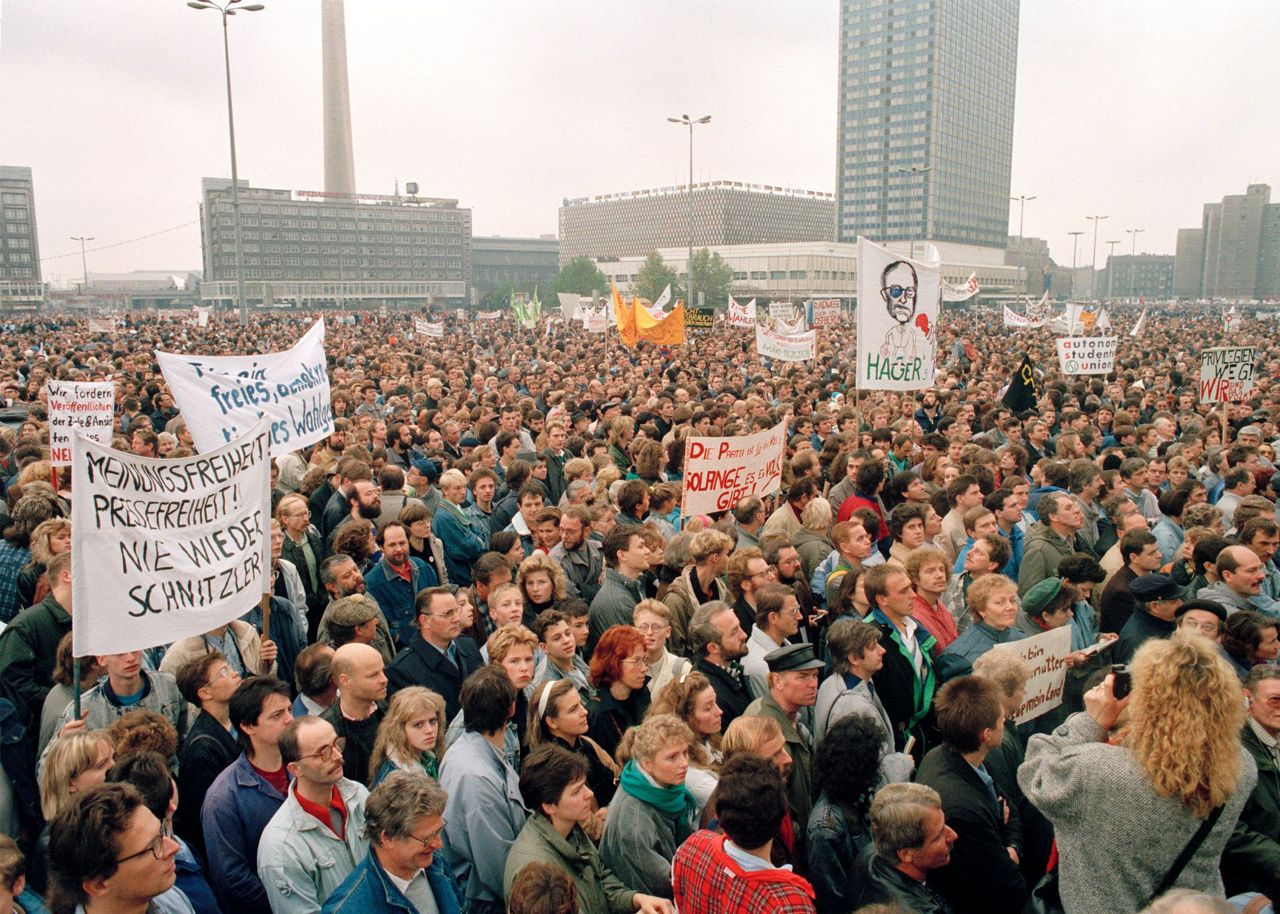 Timeline of events that led to the fall of the Berlin Wall