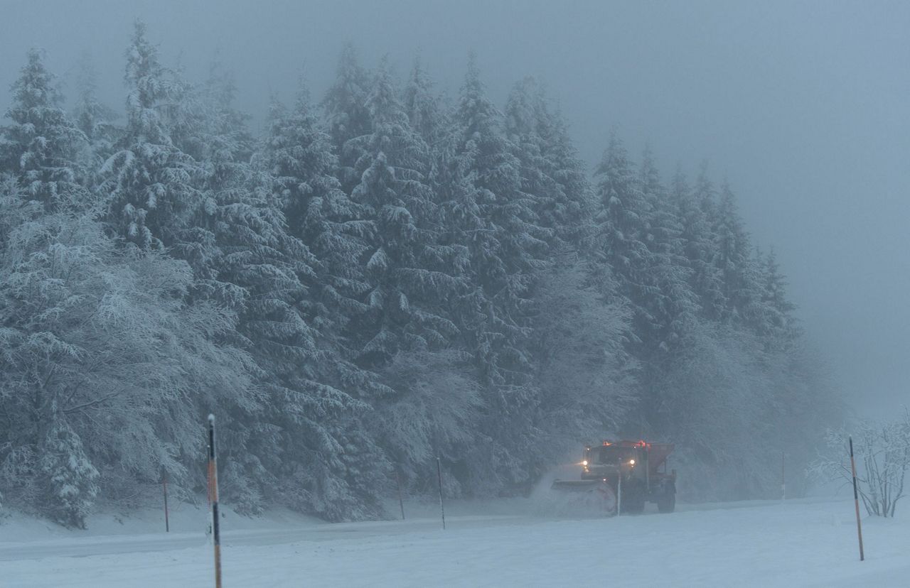 Декабрь 2005. Снежный шторм в Германии. Winter Storm. Снегопад непогода Германия Берлин. Течение часа снег.