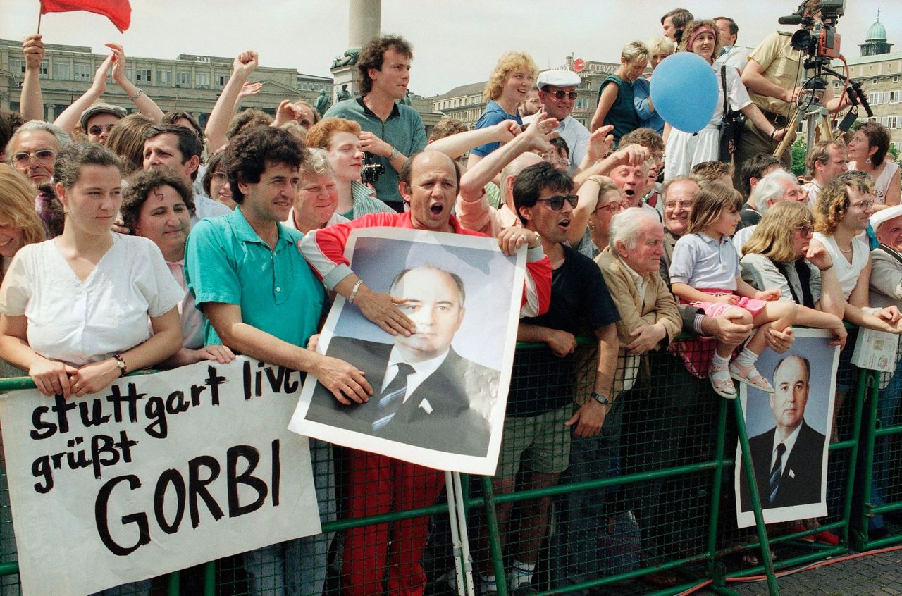 1989 й год. Горбачев 1989. Горбачеву 90 лет. СССР 90 год митинги. Митинги Горбачева.