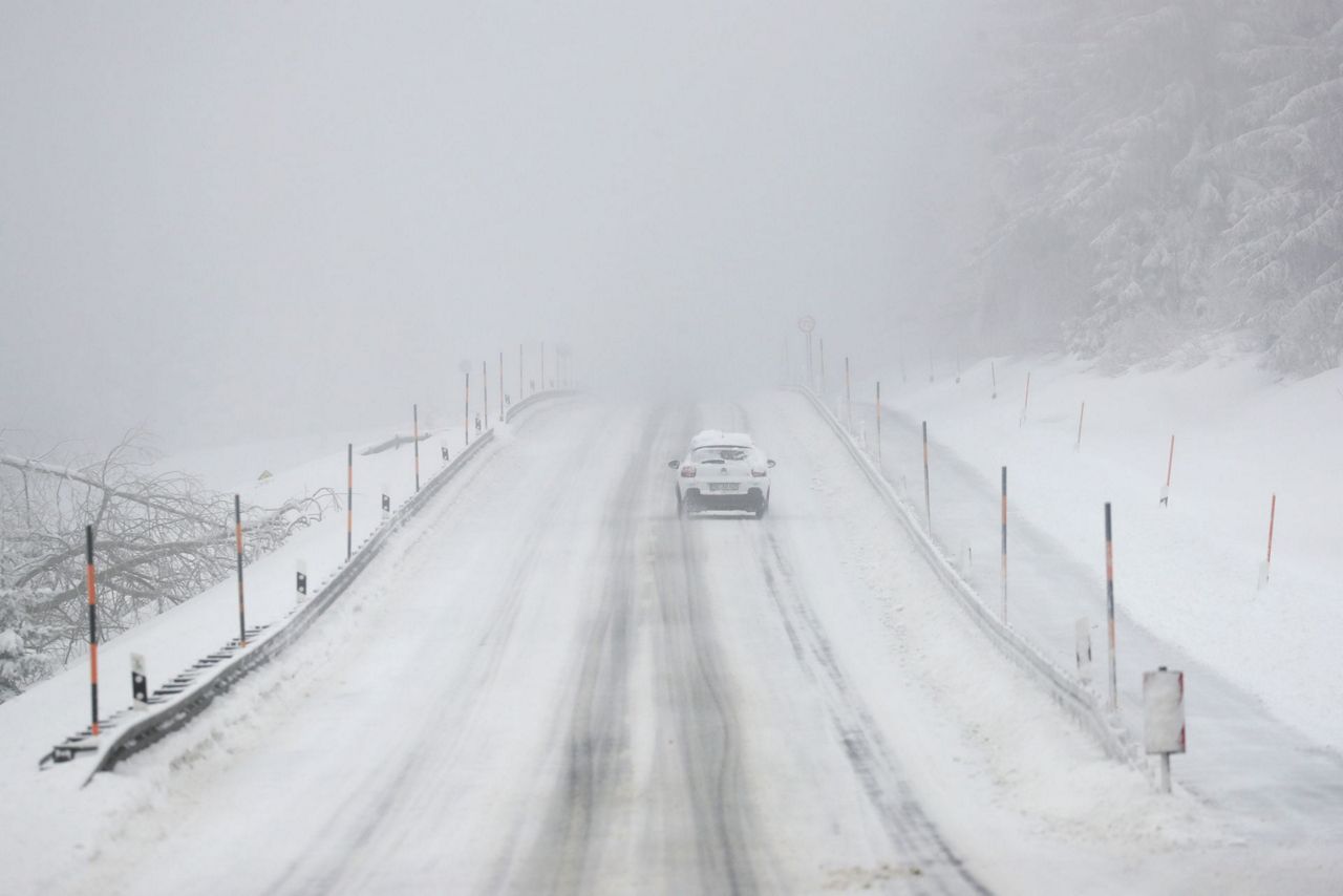 Heavy snowstorm pounds Germany, upends travel