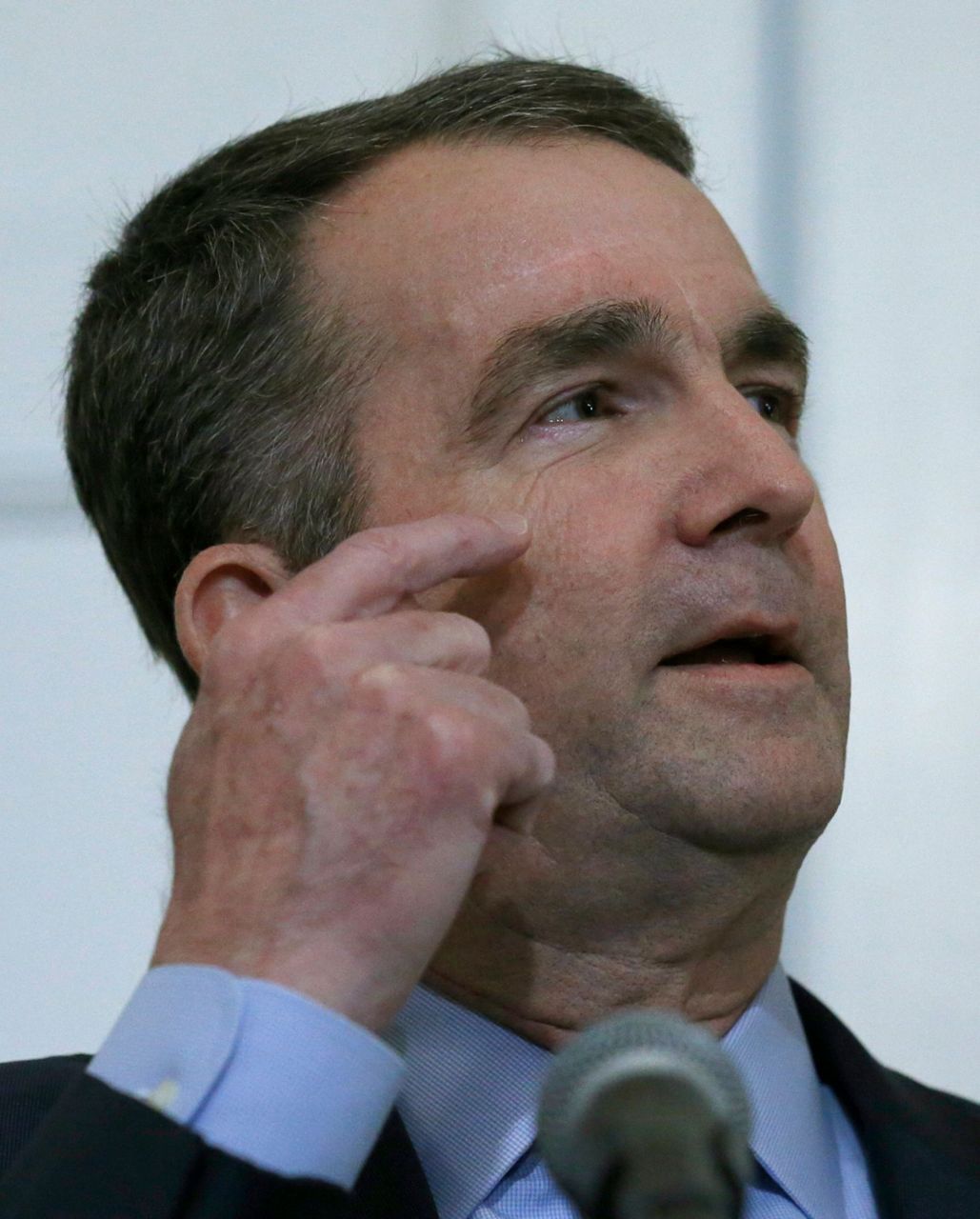 Gov Northam Says He Wasnt In Racist Photo Wont Resign