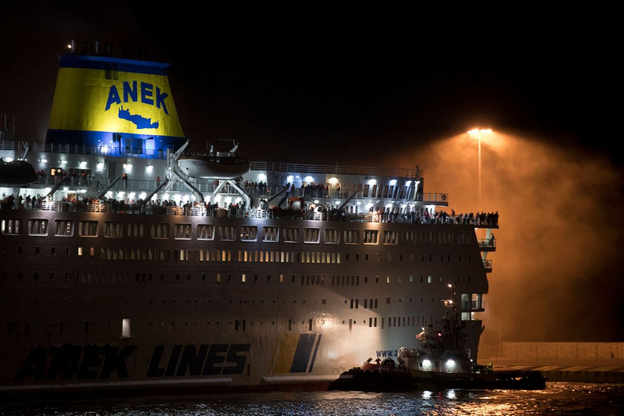 пассажирский паром. паром для людей. паромная переправа через волгу мышкин. Viking grace паром. паром в греции фото.