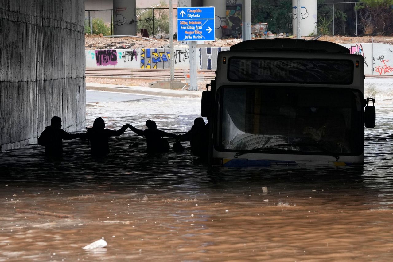 Обрушится шторм. Наводнение в Греции. Греция дождь. Шторм в Греции. Потоп в Турции.