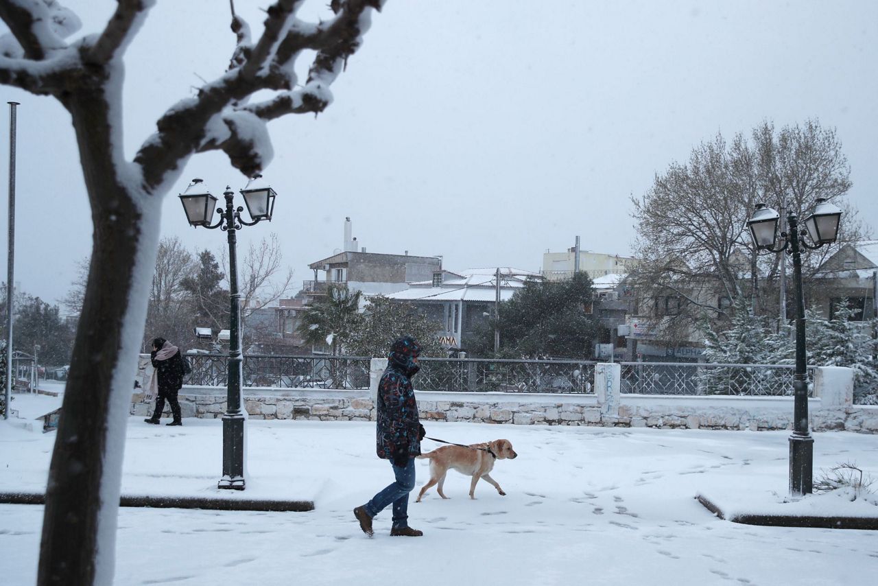 Cold weather front hits Greece, with snow shutting highway