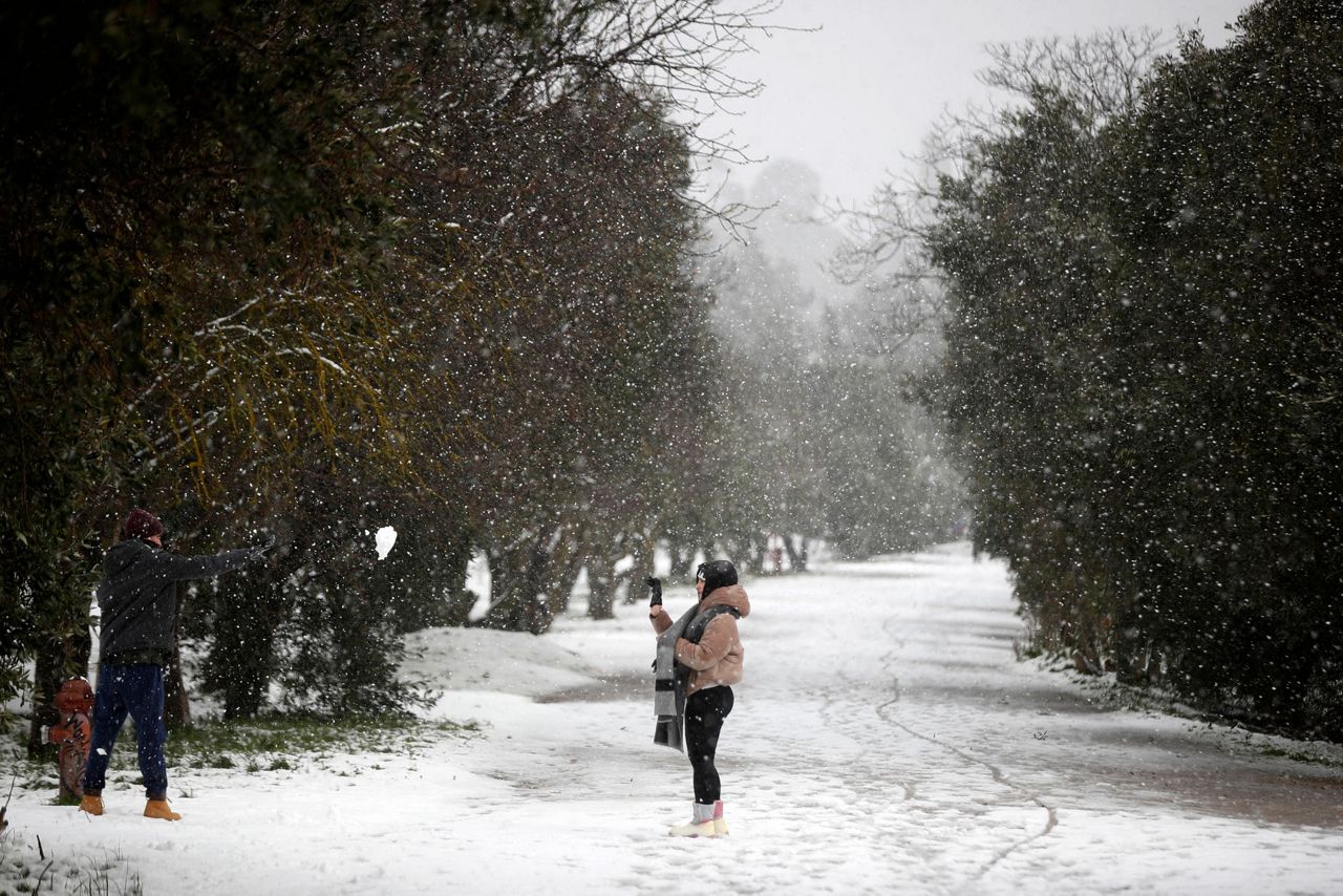 Cold weather front hits Greece, with snow shutting highway