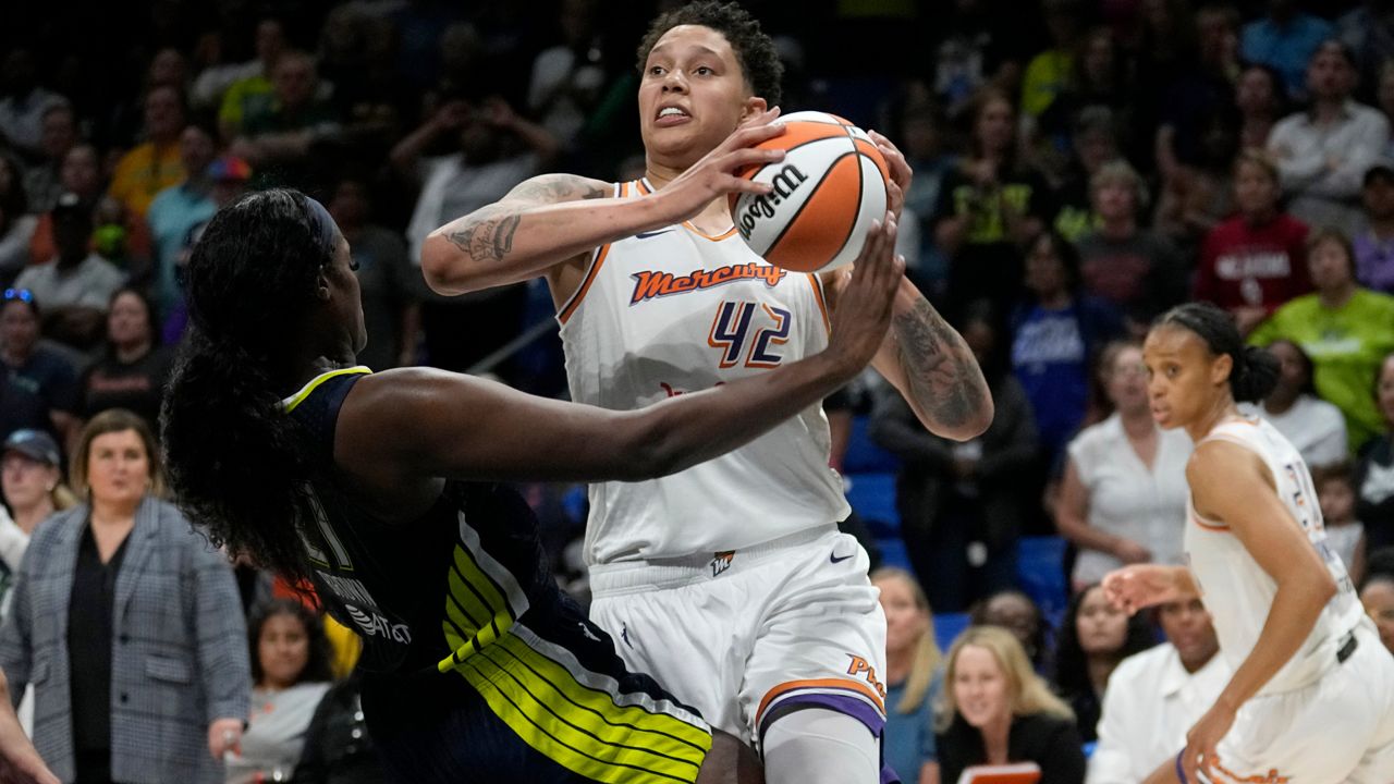 Photos: Phoenix Mercury at Dallas Wings WNBA game