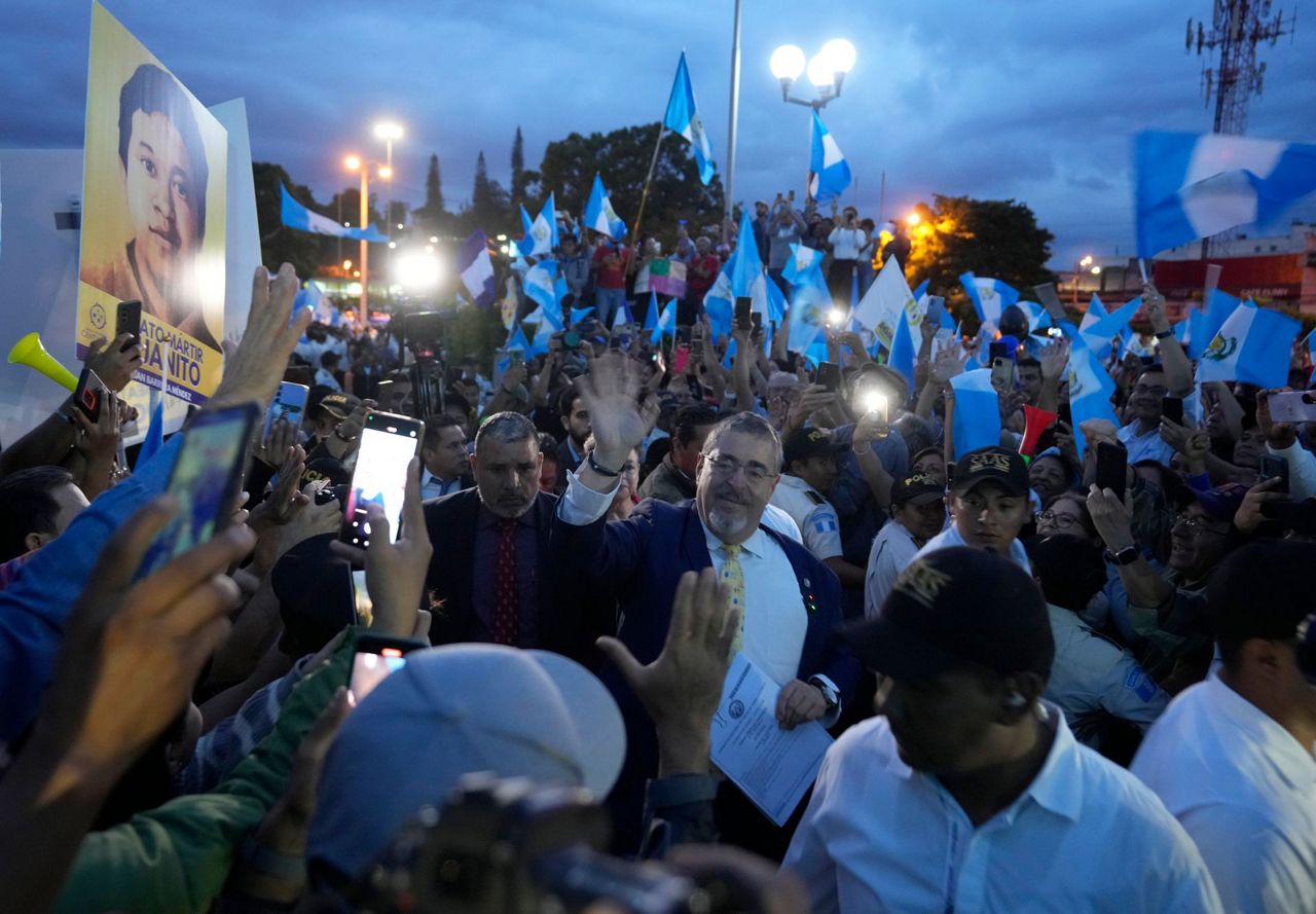 Guatemalans rally on behalf of presidentelect, demonstrating a will to