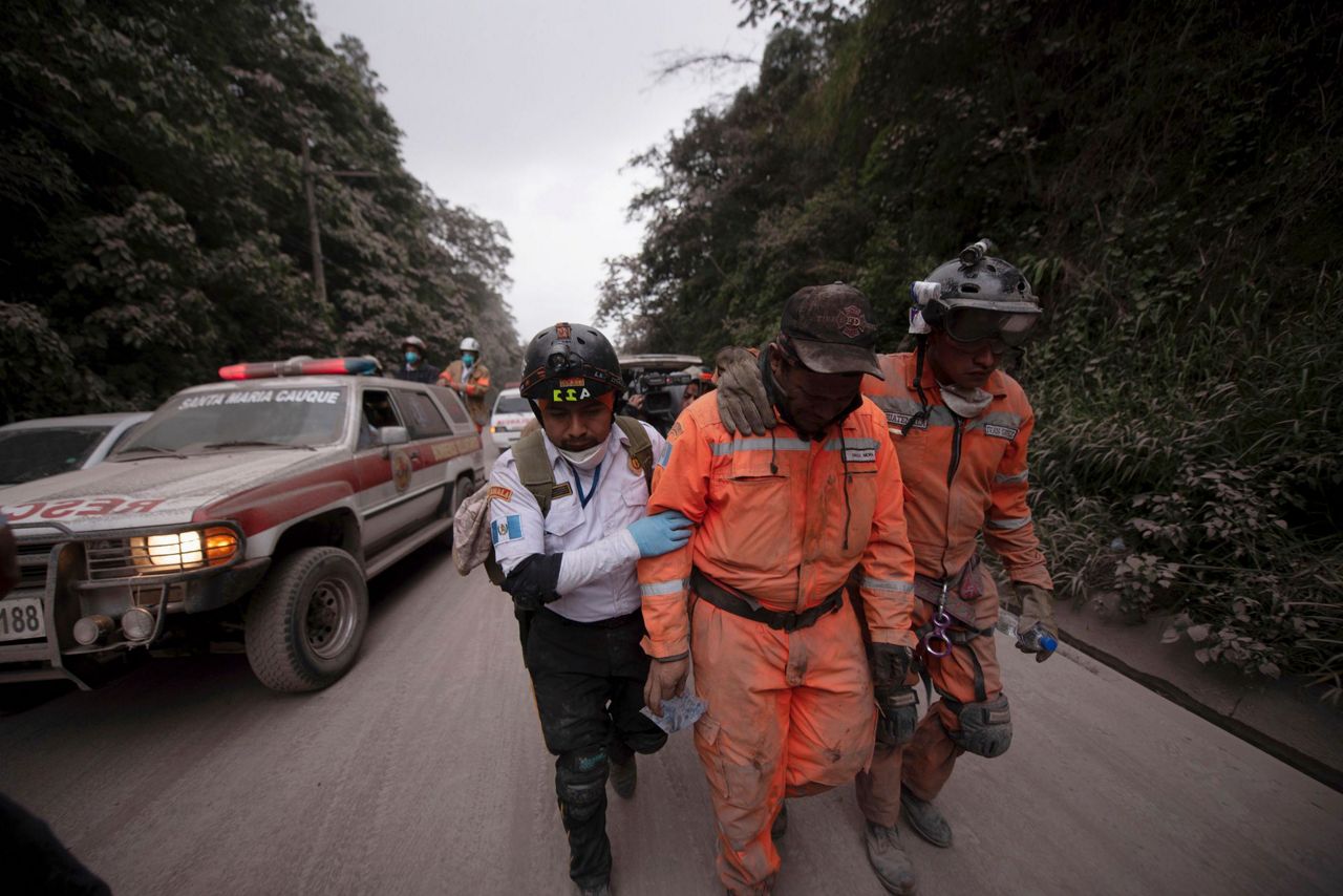 Гватемала вулкан. Вулкан пакая гватемала. Извержение вулкана фуэго. Вулкан дель фуэго подводный. Извержение вулкана фуэго в гватемале.