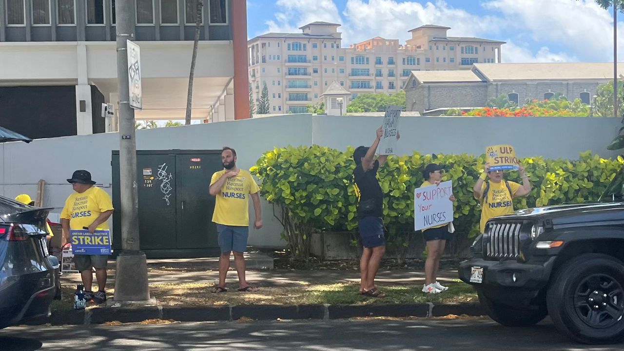 Striking nurses and their supporters demonstrated outside of Kapiolani Medical Center for Women and Children on Sept. 13. (Spectrum News/Michael Tsai)