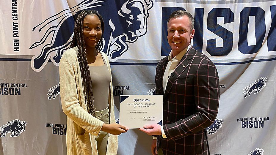 NC Sen. Michael Garrett awards student, Aubrey Evans, with a scholarship (Spectrum News 1/Zyneria Byrd)