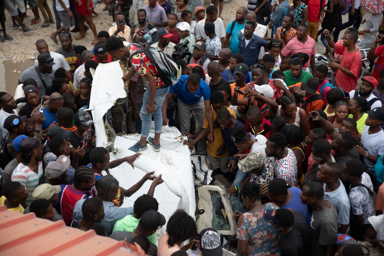 5 dead after small plane crashes into soda truck in Haiti