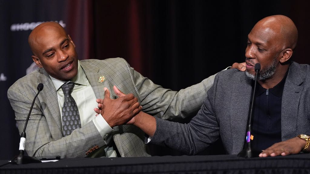Vince Carter, left, and Chauncey Billups shake hands during a news conference for The Naismith Basketball Hall of Fame at the NCAA college basketball Tournament on Saturday, April 6, 2024, in Phoenix. (AP Photo/David J. Phillip)