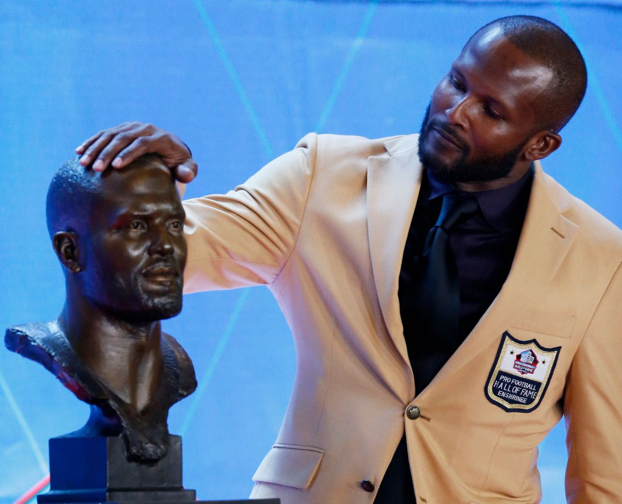 Photo: The Bowlen family with the bust of Pat Bowlen at the Pro