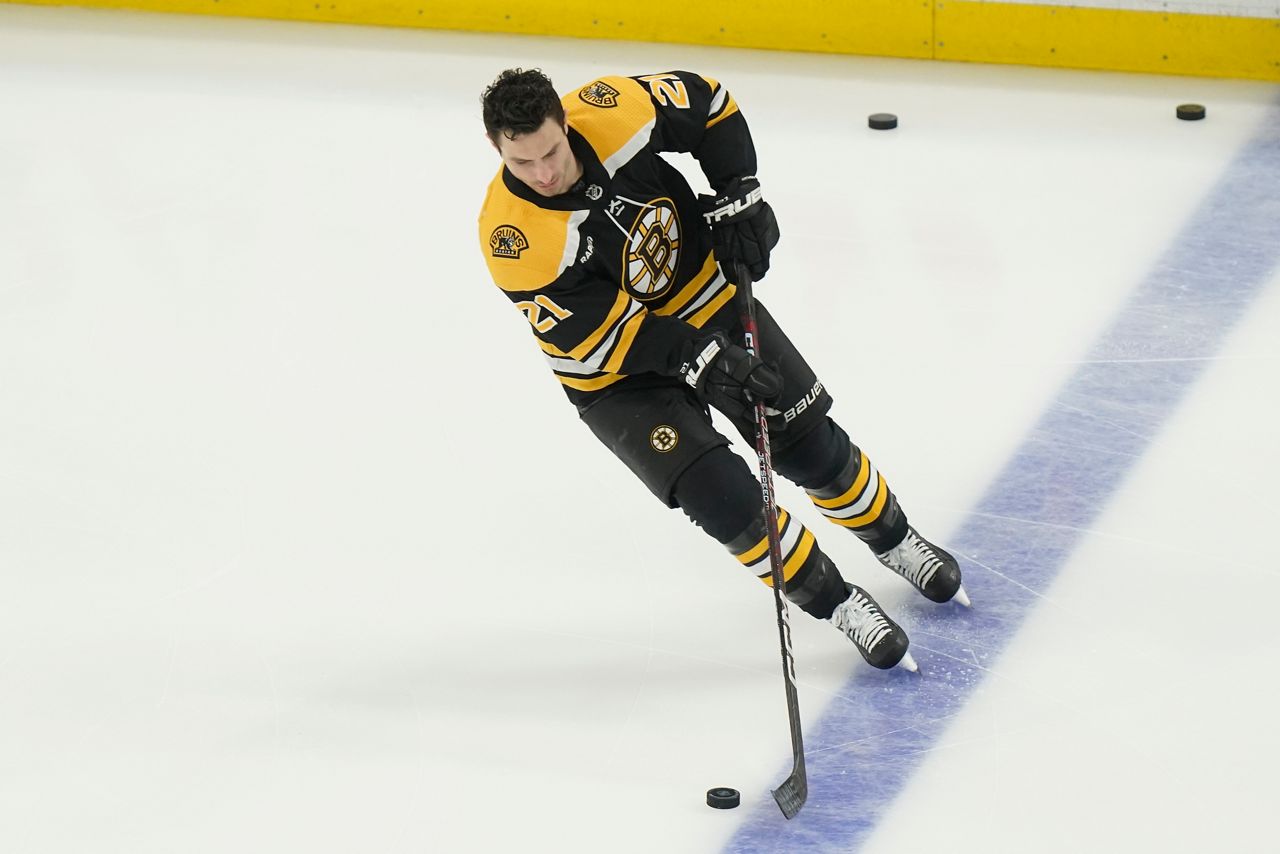 NHL player makes clean grab of foul ball at Fenway Park