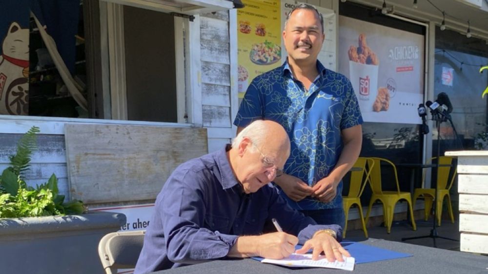 Mayor Blangiardi, left, and Councilmember Tyler Dos Santos-Tam attended the signing of Bill 40 in Kalihi on Friday. (Photo courtesy of the Office of the Mayor)