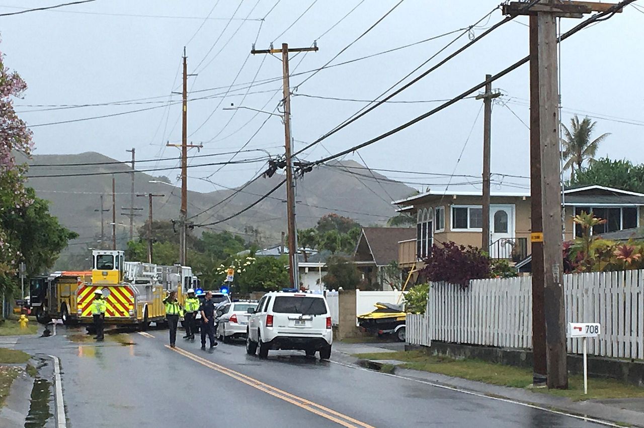 Official 3 dead in helicopter crash in Honolulu suburb