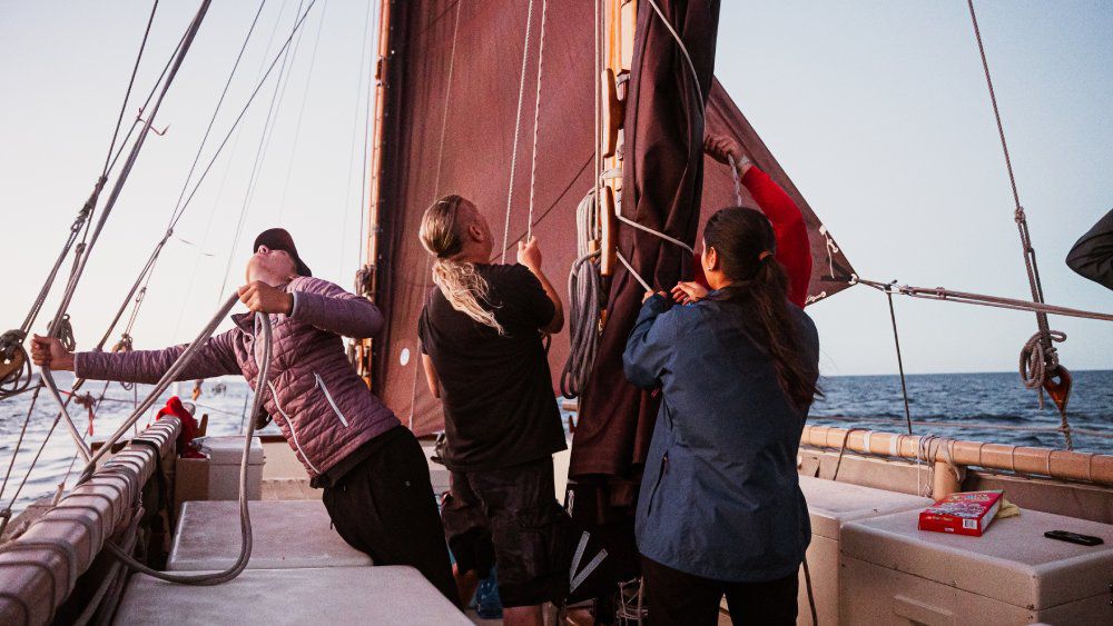 Hōkūleʻa crew at work. (Photo courtesy of the Polynesian Voyaging Society)