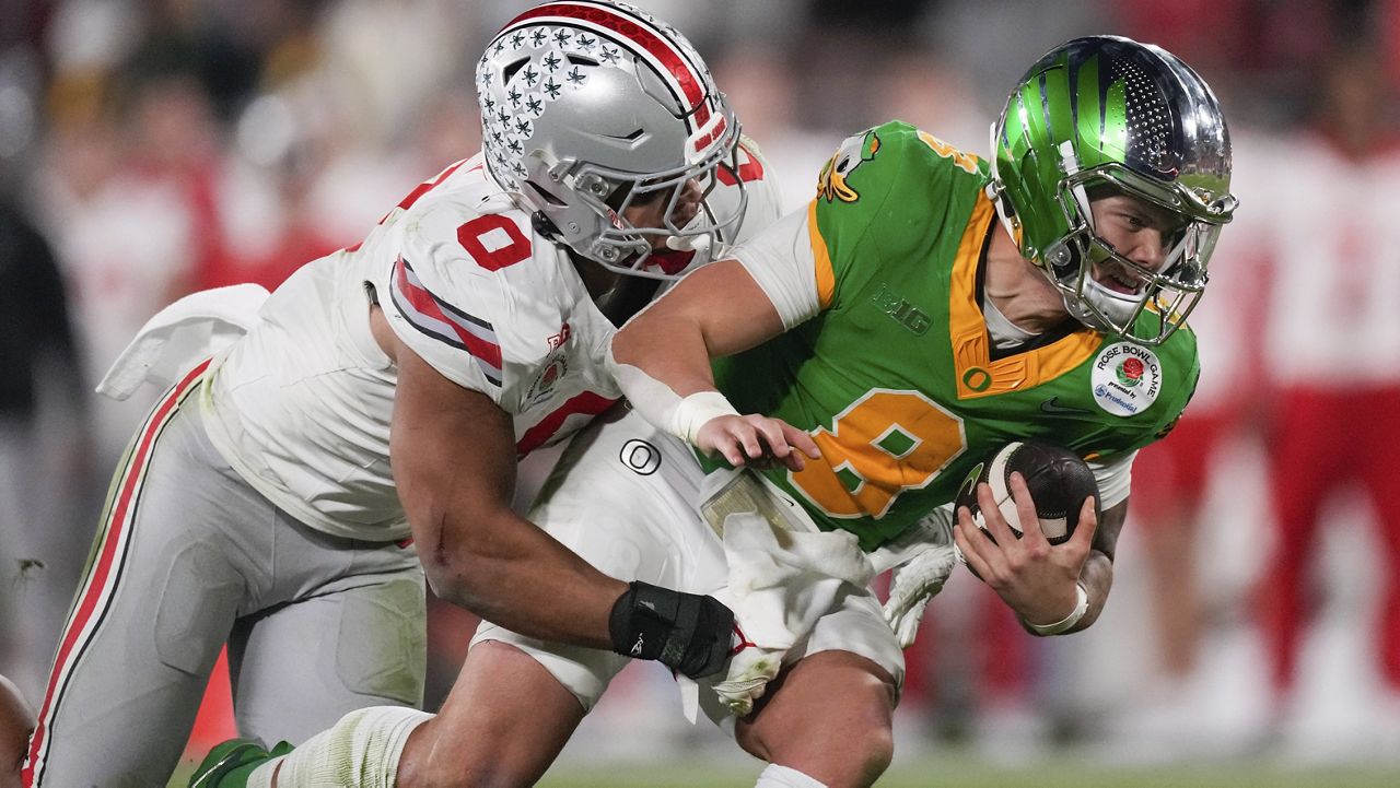 Ohio State linebacker Cody Simon sacked Oregon quarterback Dillon Gabriel in the second half of the Rose Bowl College Football Playoff quarterfinal in Pasadena, Calif., on Wednesday.