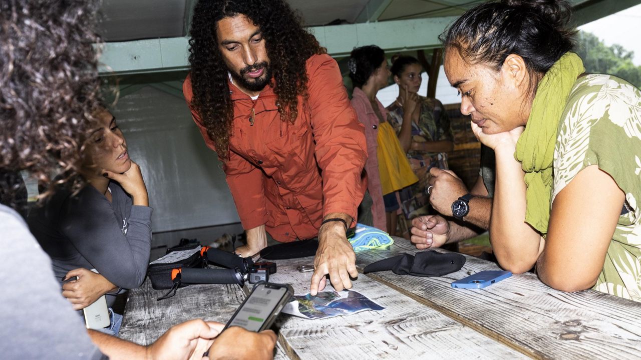 Dr. Cliff Kapono talks with members of Vai Ara O Teahupoʻo. (Photo courtesy of Todd Glaser)