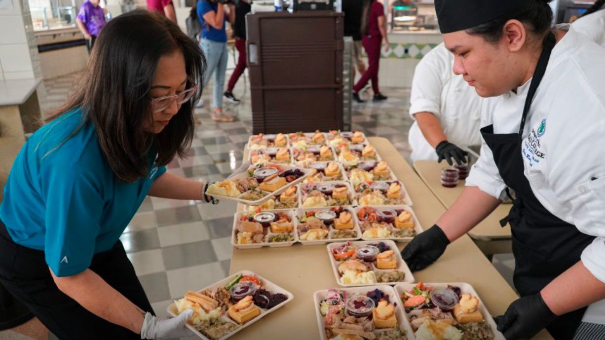 The Salvation Army Kahului Corps and the University of Hawaii Maui College held its Annual Community Thanksgiving meal. (Photo courtesy of The Salvation Army)