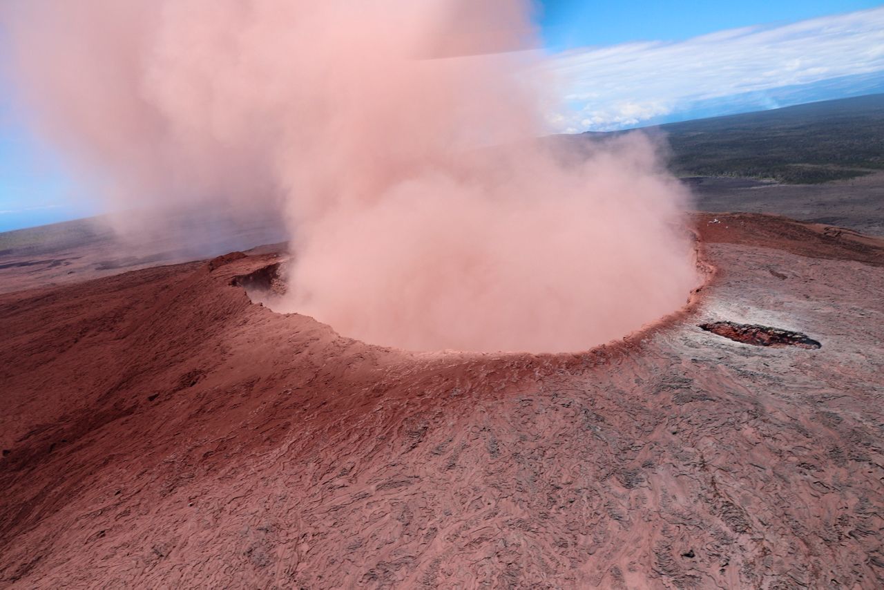 Hawaii volcano forces 1,500 from homes as lava bubbles up