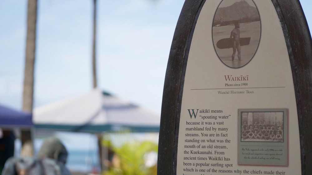 This surfboard marker shares the meaning of Waikiki and that the shoreline was a popular surf spot in the days of the aliʻi. (Spectrum News/Sarah Yamanaka)